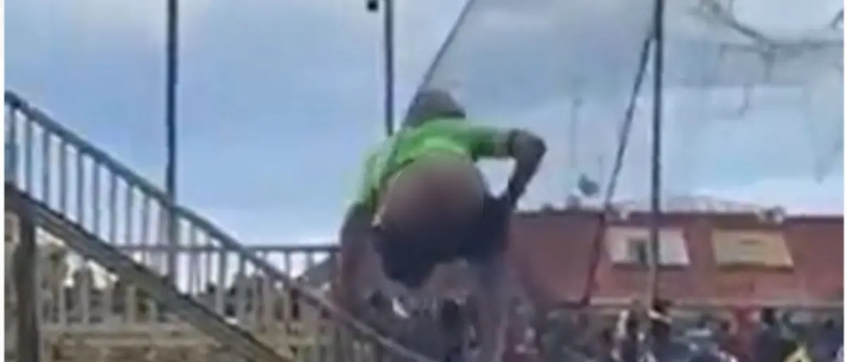 Si calò i pantaloni per mostrare il sedere ai tifosi del Catanzaro: 5 anni di daspo al supporter del Crotone