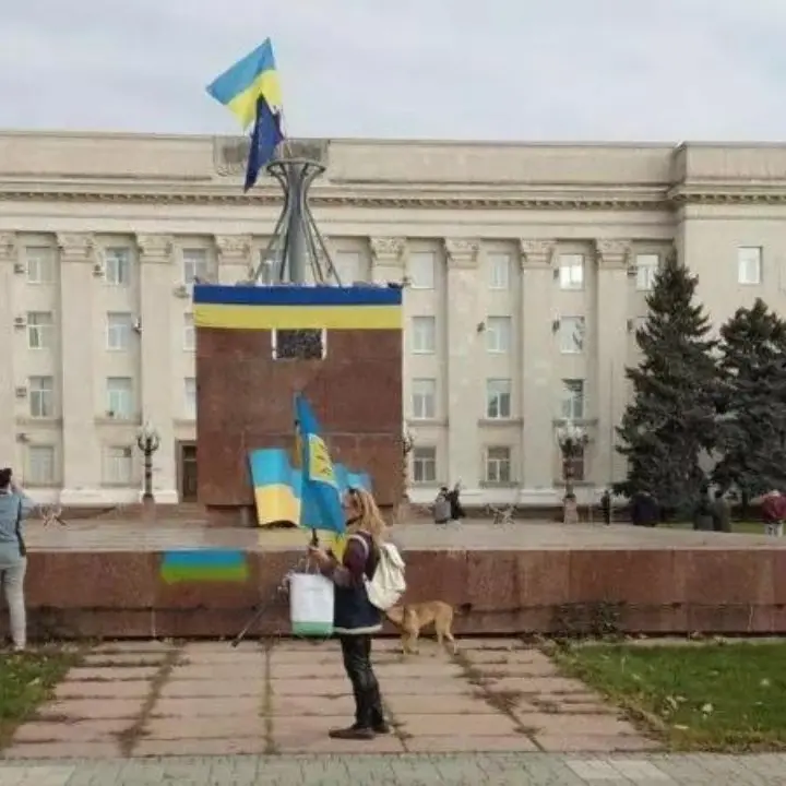 Guerra, le truppe russe si ritirano da Kherson: in città torna a sventolare la bandiera ucraina