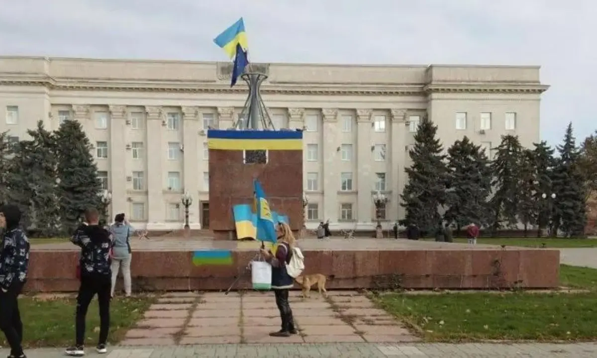 Guerra, le truppe russe si ritirano da Kherson: in città torna a sventolare la bandiera ucraina