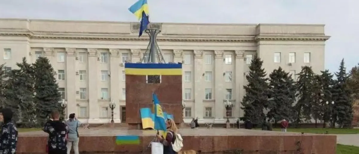 Guerra, le truppe russe si ritirano da Kherson: in città torna a sventolare la bandiera ucraina