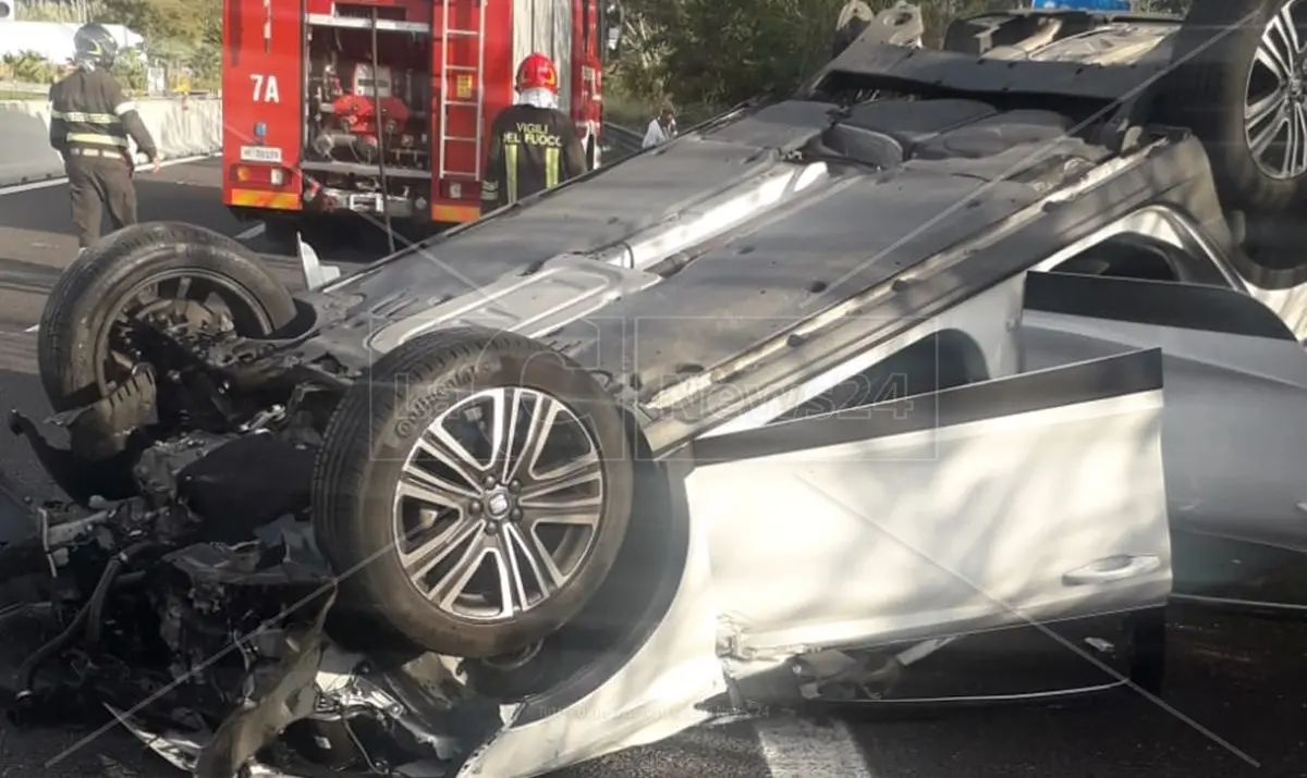 Incidente nel Catanzarese, scontro tra due auto sulla statale 280: due feriti trasportati in ospedale