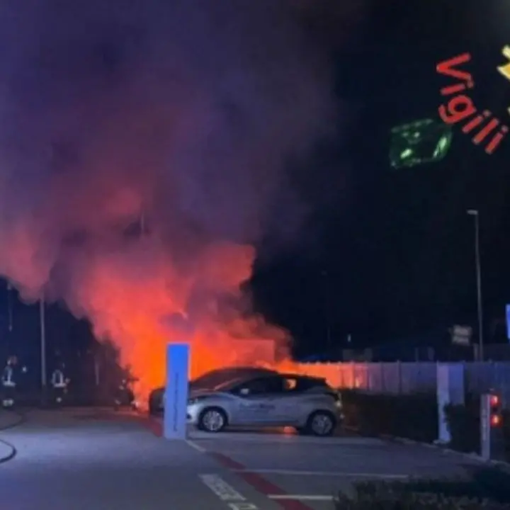 Incendio in una concessionaria a Catanzaro, al vaglio le immagini delle telecamere di videosorveglianza