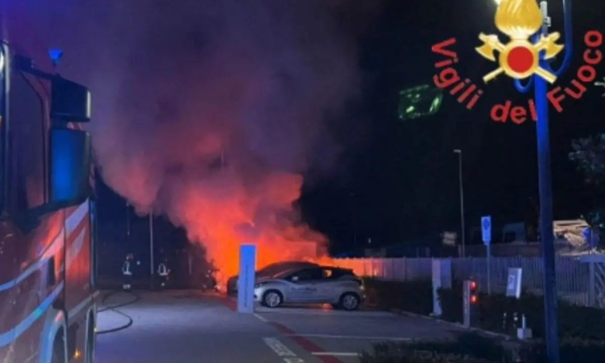 Incendio in una concessionaria a Catanzaro, al vaglio le immagini delle telecamere di videosorveglianza