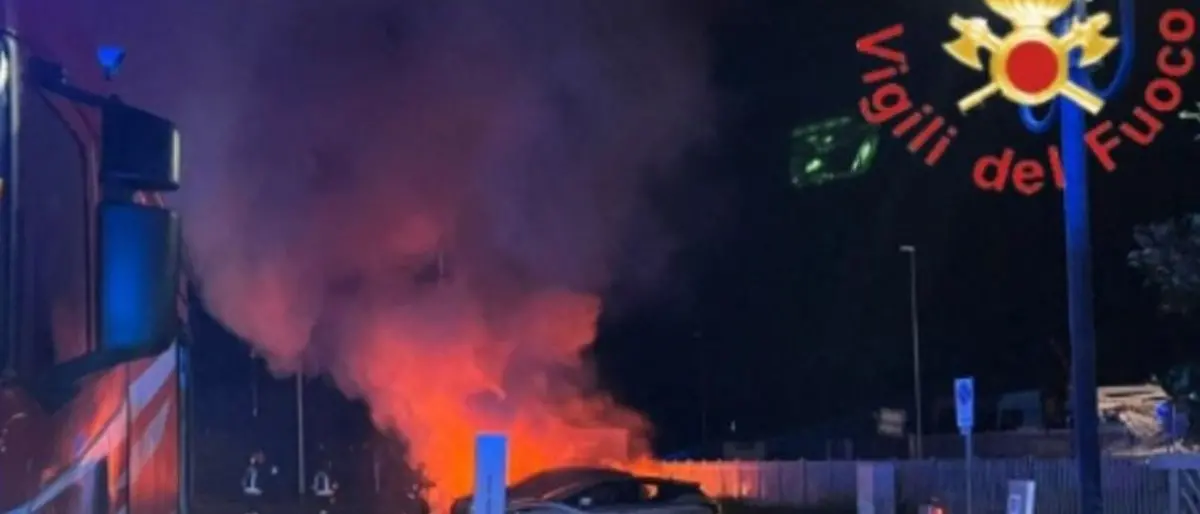 Incendio in una concessionaria a Catanzaro, al vaglio le immagini delle telecamere di videosorveglianza