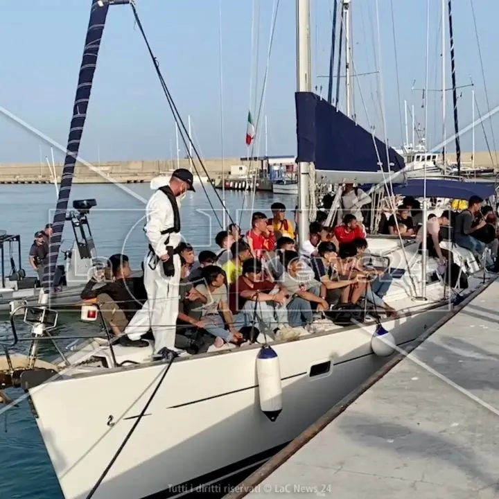 Migranti, nuovo sbarco nella Locride: tra i 60 profighi anche donne e parecchi bambini