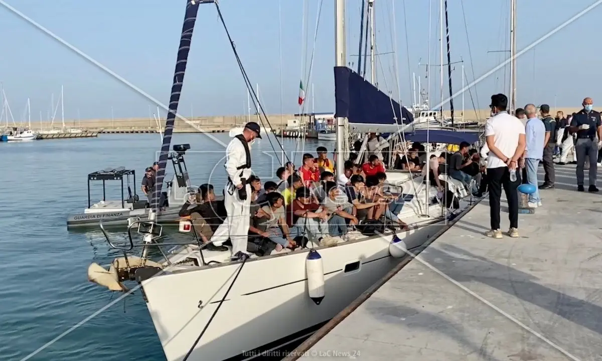 Migranti, nuovo sbarco nella Locride: tra i 60 profighi anche donne e parecchi bambini