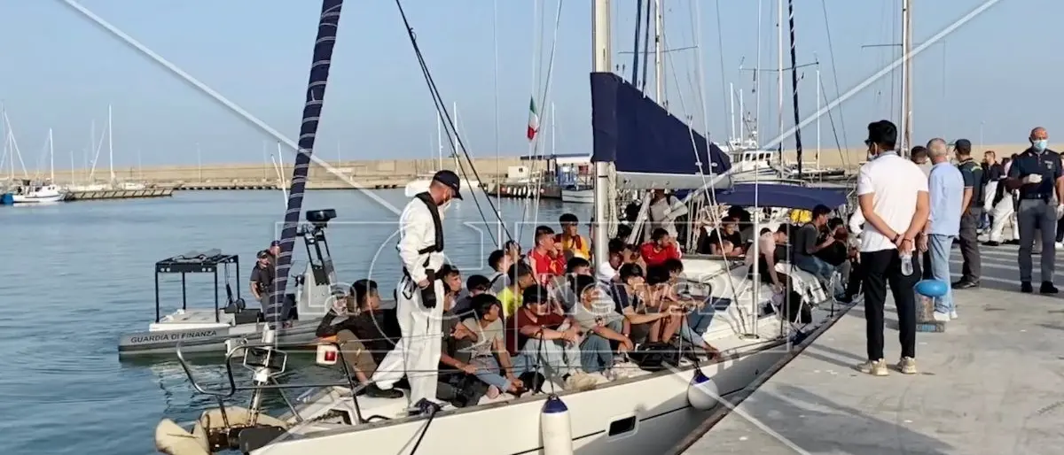 Migranti, nuovo sbarco nella Locride: tra i 60 profighi anche donne e parecchi bambini