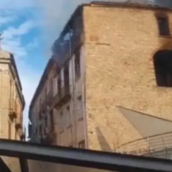 Si lancia dal balcone per sfuggire alle fiamme, salvo un 28enne di Cosenza