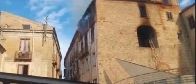 Si lancia dal balcone per sfuggire alle fiamme, salvo un 28enne di Cosenza