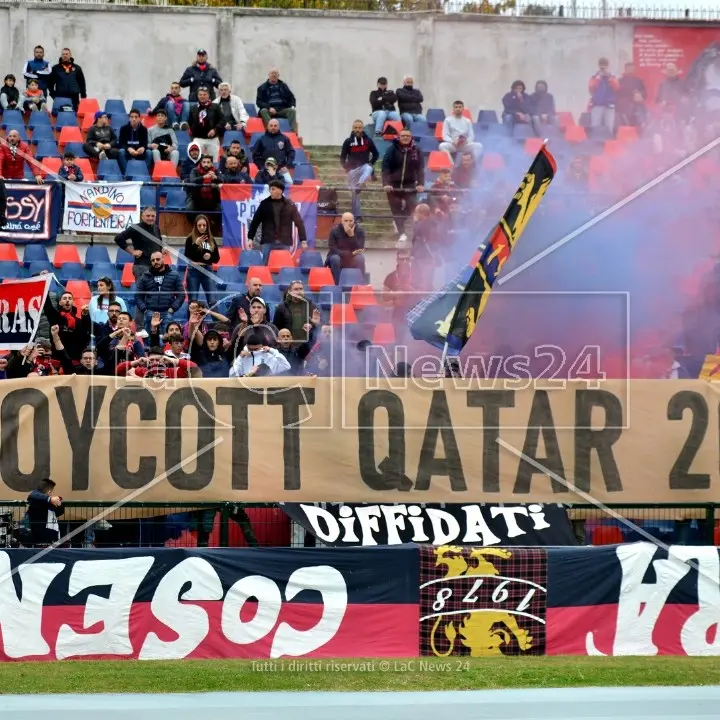 “Boycott Qatar 2022”, la Curva sud del Cosenza si schiera contro il Mondiale di calcio