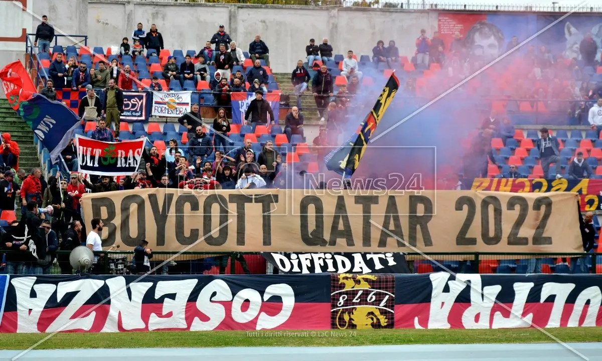 “Boycott Qatar 2022”, la Curva sud del Cosenza si schiera contro il Mondiale di calcio