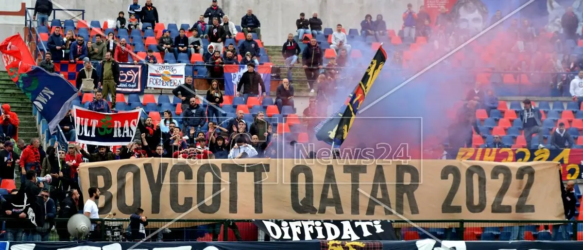 “Boycott Qatar 2022”, la Curva sud del Cosenza si schiera contro il Mondiale di calcio