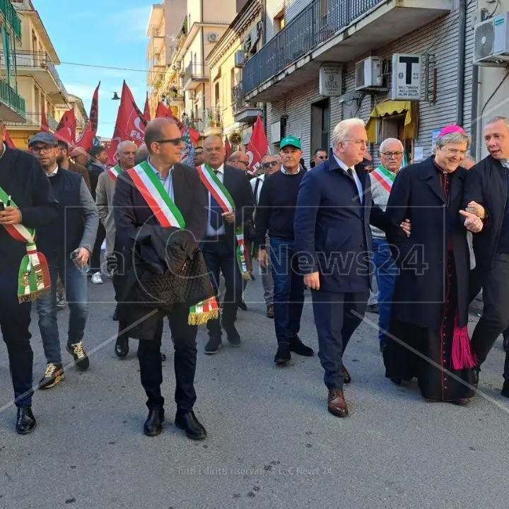 Lavoratori del Consorzio di bonifica di Trebisacce senza stipendio da 7 mesi: in piazza con i politici, il vescovo e i sindacati