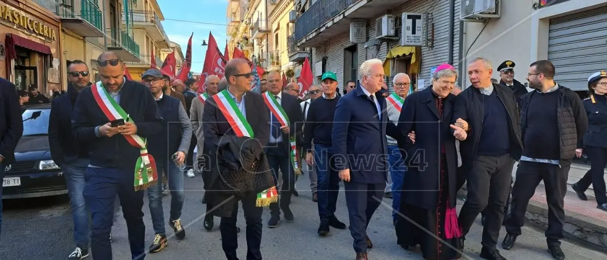 Lavoratori del Consorzio di bonifica di Trebisacce senza stipendio da 7 mesi: in piazza con i politici, il vescovo e i sindacati