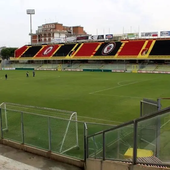 Foggia-Crotone, vietata la vendita dei biglietti ai tifosi pitagorici dopo gli episodi di violenza a Catanzaro