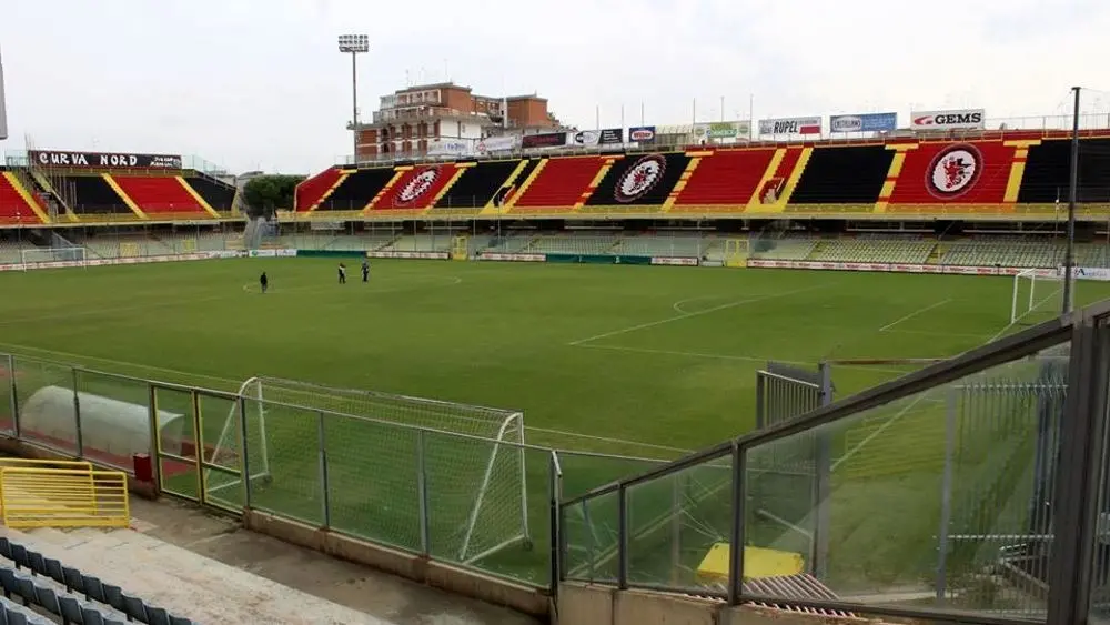 Foggia-Crotone, vietata la vendita dei biglietti ai tifosi pitagorici dopo gli episodi di violenza a Catanzaro