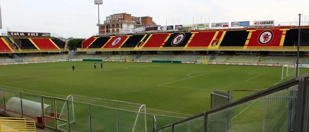 Foggia-Crotone, vietata la vendita dei biglietti ai tifosi pitagorici dopo gli episodi di violenza a Catanzaro