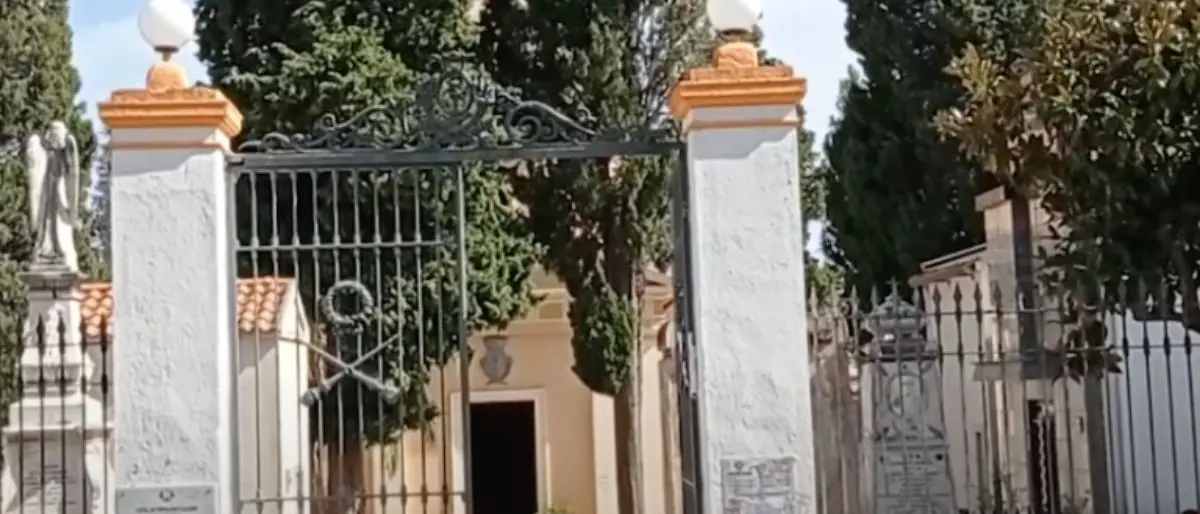 Cimitero di Corigliano, il Comune dà al via libera per abbattere le cappelle abusive