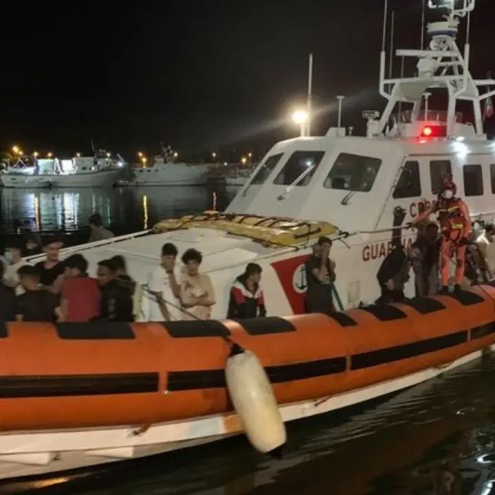 Migranti, ancora arrivi in Calabria: 30 persone sbarcate al porto di Roccella Jonica