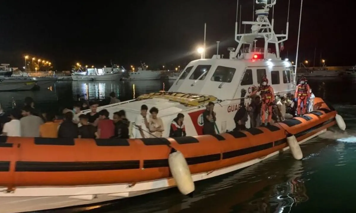 Migranti, ancora arrivi in Calabria: 30 persone sbarcate al porto di Roccella Jonica