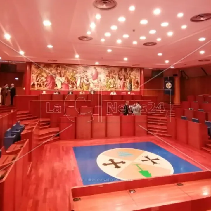 Legge “moltiplica poltrone”, il centrodestra forza la mano e porta subito la proposta in aula per il voto