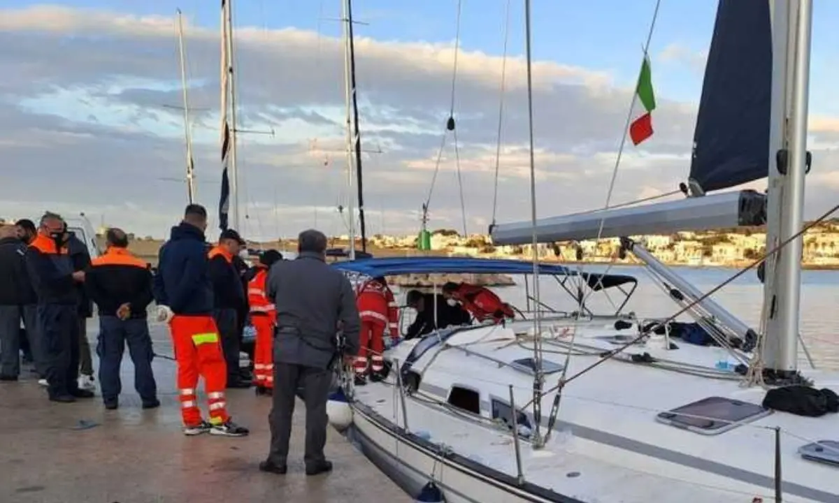 Migranti, 102 persone sbarcate nel Salento: un morto sull’imbarcazione arrivata al porto di Leuca