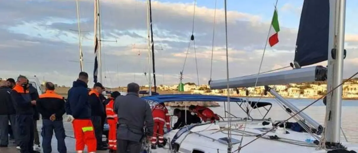 Migranti, 102 persone sbarcate nel Salento: un morto sull’imbarcazione arrivata al porto di Leuca