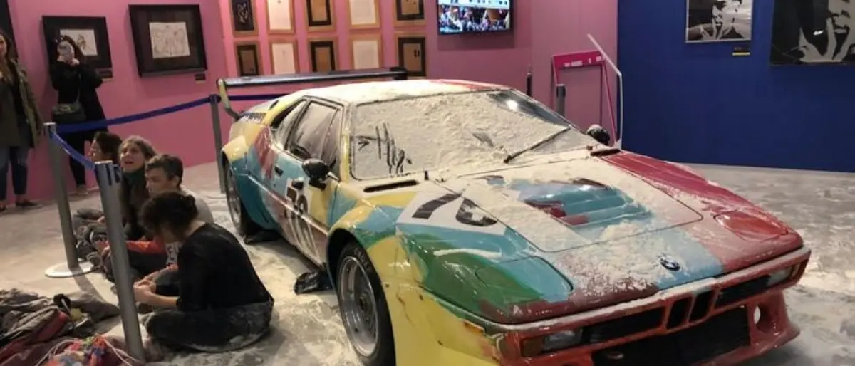 Ambientalisti in azione a Milano, otto chili di farina lanciati su un’opera di Andy Warhol