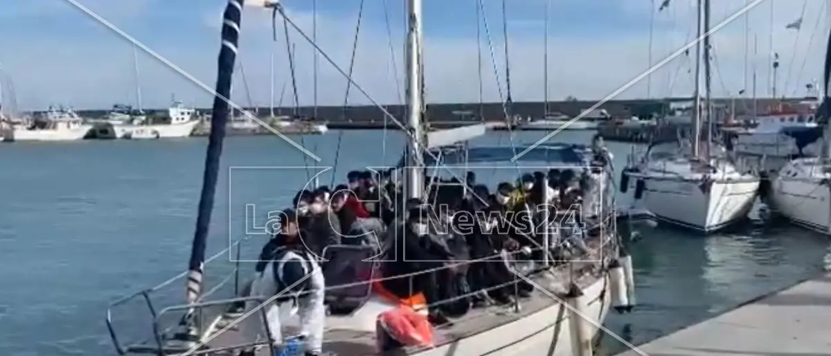 Migranti, fermati sette presunti scafisti coinvolti in due sbarchi a Roccella Jonica