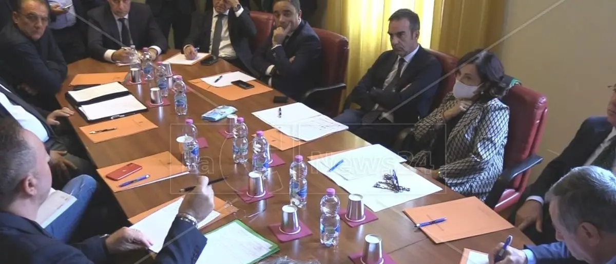 Occhiuto fa tappa a Crotone e visita l’ospedale dopo le denunce dei sindacati: «La città merita maggiori attenzioni»