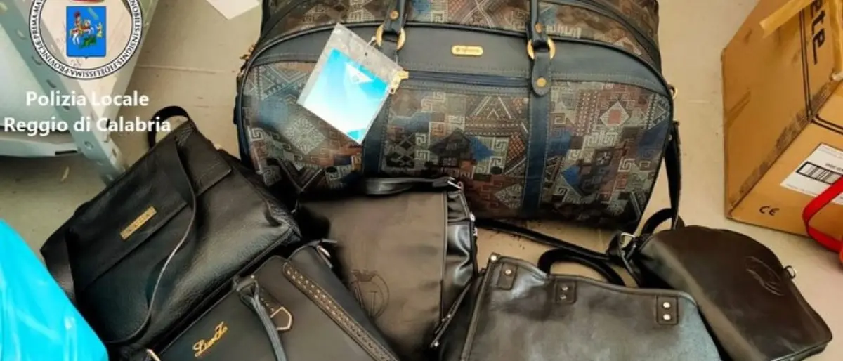 Reggio Calabria, sequestrate 130 borse contraffatte: denunciati e multati due venditori ambulanti