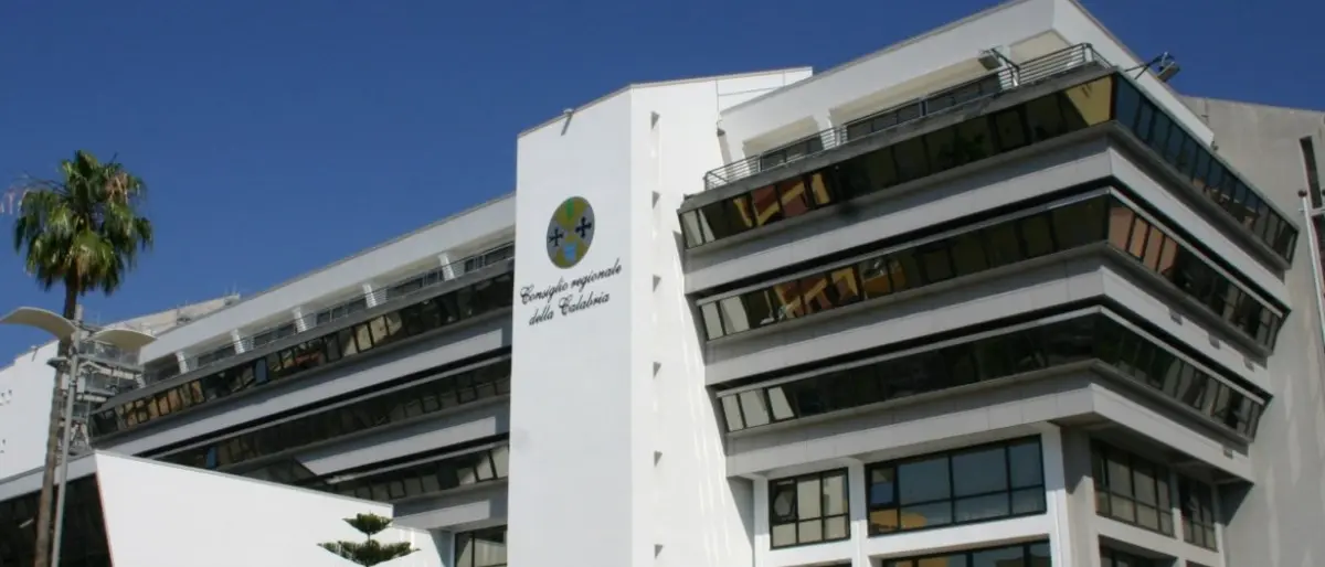 La politica si accapiglia sulla legge “moltiplica-poltrone” e fuori dal Palazzo c’è chi lotta per lo stipendio