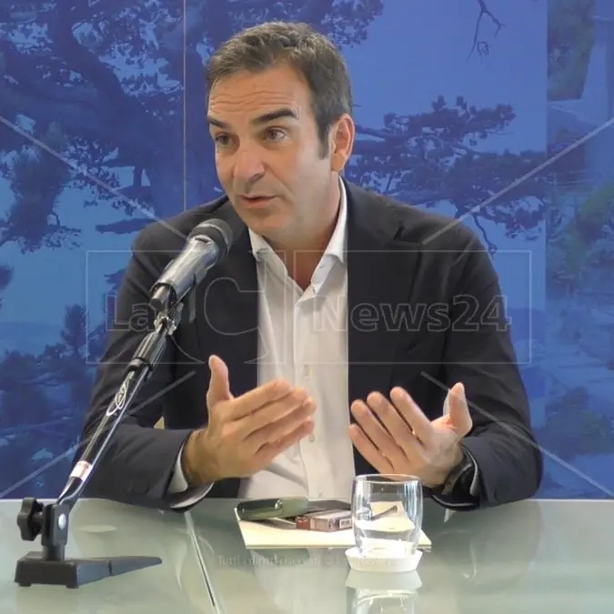 Occhiuto e il dilemma populista: frena su autonomia differenziata e Rdc ma glissa sulla legge “moltiplica-poltrone”