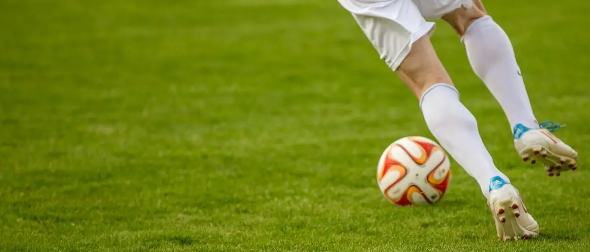 Calcio, un giocatore del Roccella: «Io aggredito in campo, ora ho due vertebre lesionate»