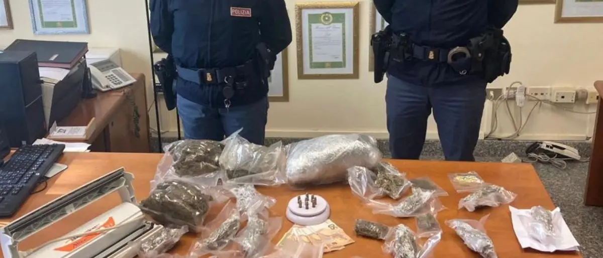 Vibo Valentia, nascondeva in casa 2 chili di marijuana e delle munizioni: arrestato