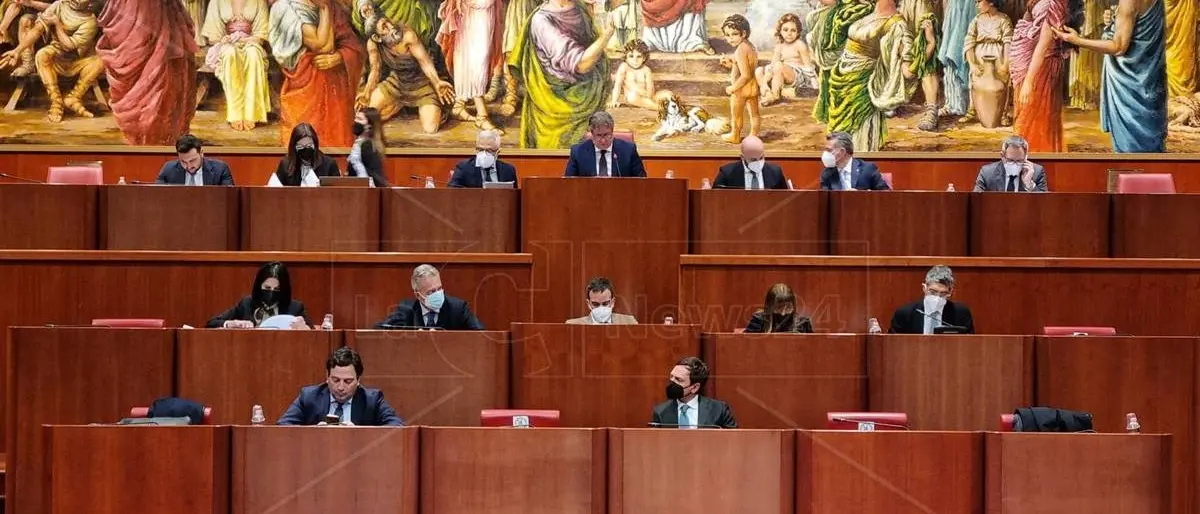 Legge moltiplica-poltrone, il centrodestra decide di ritirare (per ora) la proposta: tutto rimandato