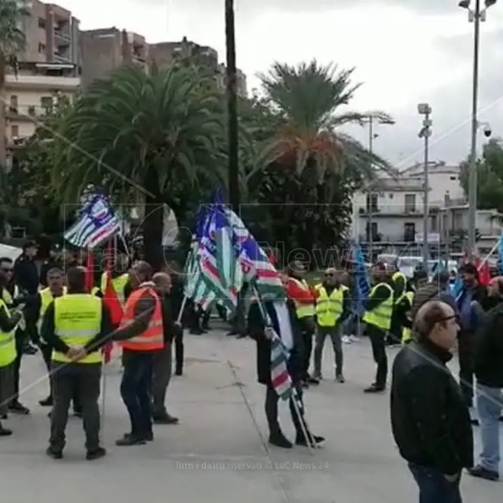 I lavoratori di Trebisacce in protesta sotto la sede del Consiglio: «Prima pensate agli stipendi, poi alla riforma del settore»