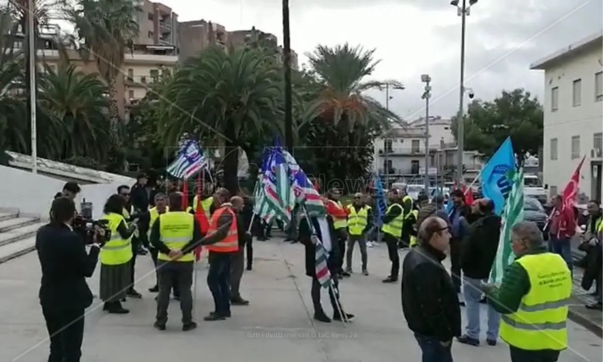 I lavoratori di Trebisacce in protesta sotto la sede del Consiglio: «Prima pensate agli stipendi, poi alla riforma del settore»