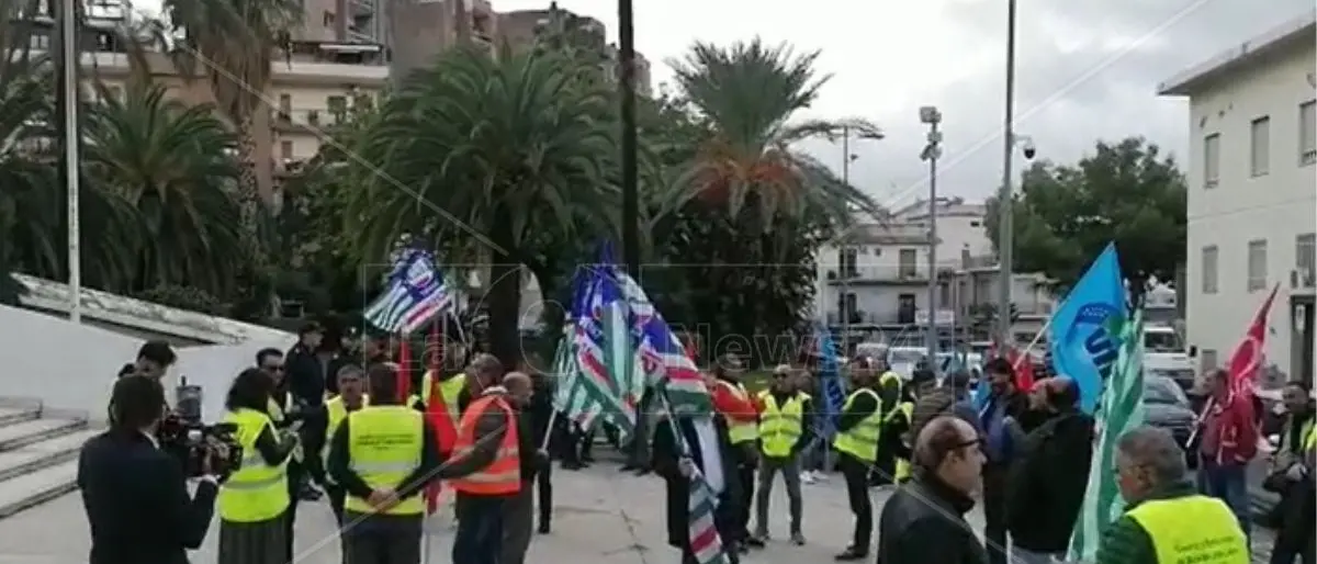 I lavoratori di Trebisacce in protesta sotto la sede del Consiglio: «Prima pensate agli stipendi, poi alla riforma del settore»