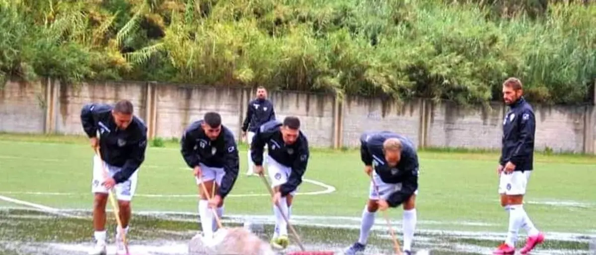 Paola, la squadra avversaria costretta ad asciugare il campo di calcio con le scope prima della gara