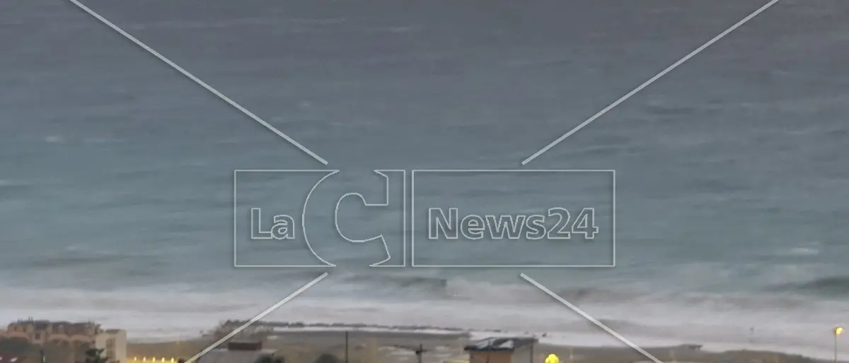 Allerta meteo nell’Alto Tirreno cosentino: tre Comuni corrono ai ripari con ordinanze a tutela della popolazione