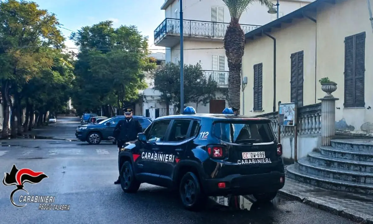 Reggio, già ai domiciliari per furto viene beccato fuori casa con attrezzi per lo scasso: arrestato 25enne