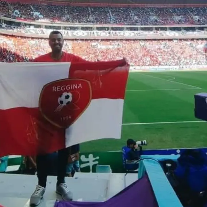 La Calabria ai Mondiali, in Qatar spunta una bandiera della Reggina sugli spalti dello stadio Al-Bayt