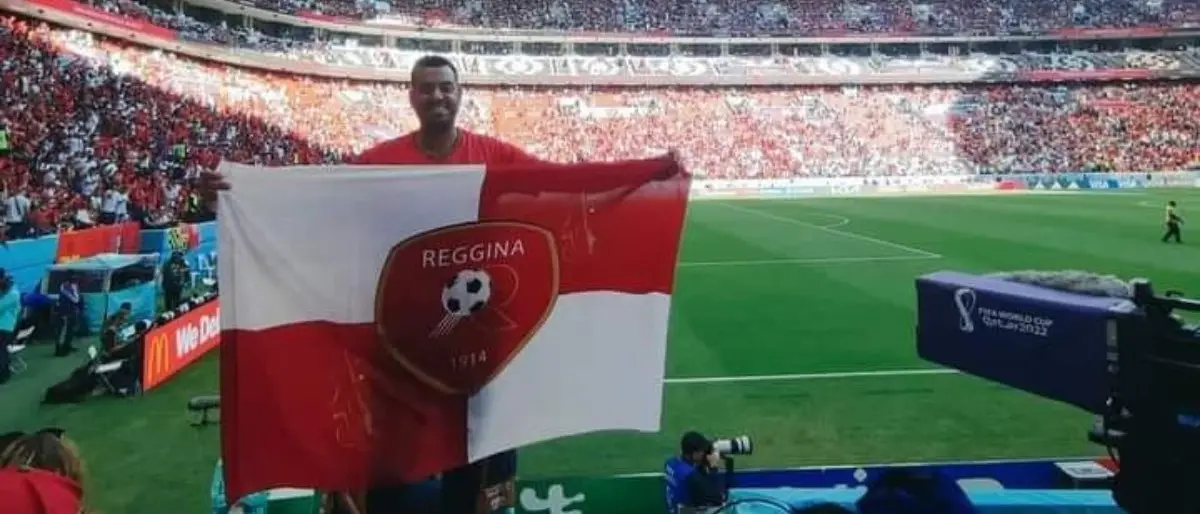 La Calabria ai Mondiali, in Qatar spunta una bandiera della Reggina sugli spalti dello stadio Al-Bayt