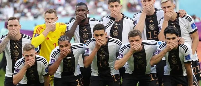 Giocatori tedeschi si “tappano” la bocca durante la foto di rito per protestare contro la Fifa: la tv oscura l’immagine