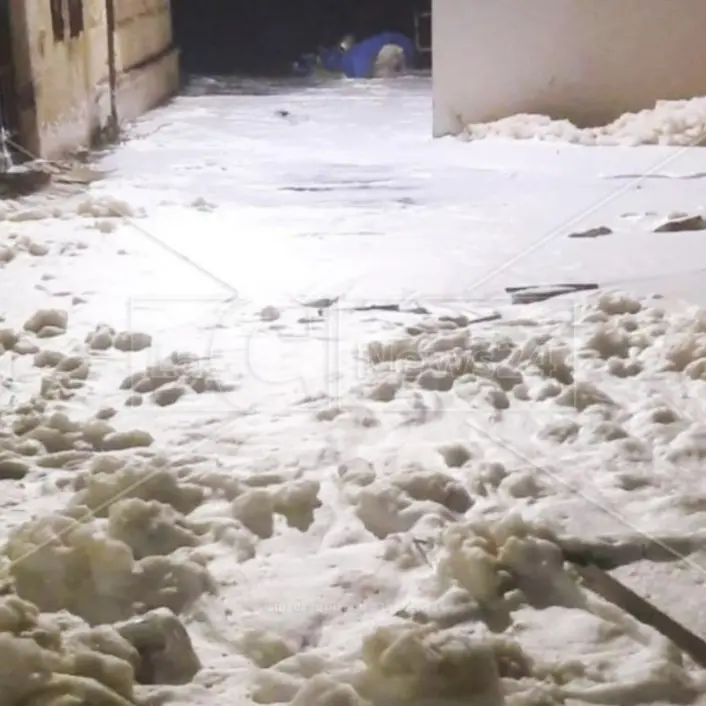 Litorali invasi dalla schiuma, per l’Arpacal è “muco di mare” ma Occhiuto non si fida: «Nuovi controlli»