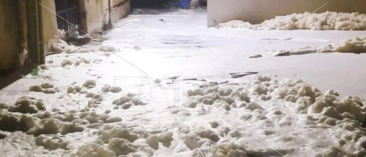 Litorali invasi dalla schiuma, per l’Arpacal è “muco di mare” ma Occhiuto non si fida: «Nuovi controlli»