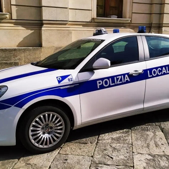 A bordo di un’auto intestata a congiunta defunta colleziona 160 multe: stangata da 13mila euro