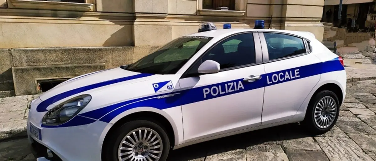 A bordo di un’auto intestata a congiunta defunta colleziona 160 multe: stangata da 13mila euro