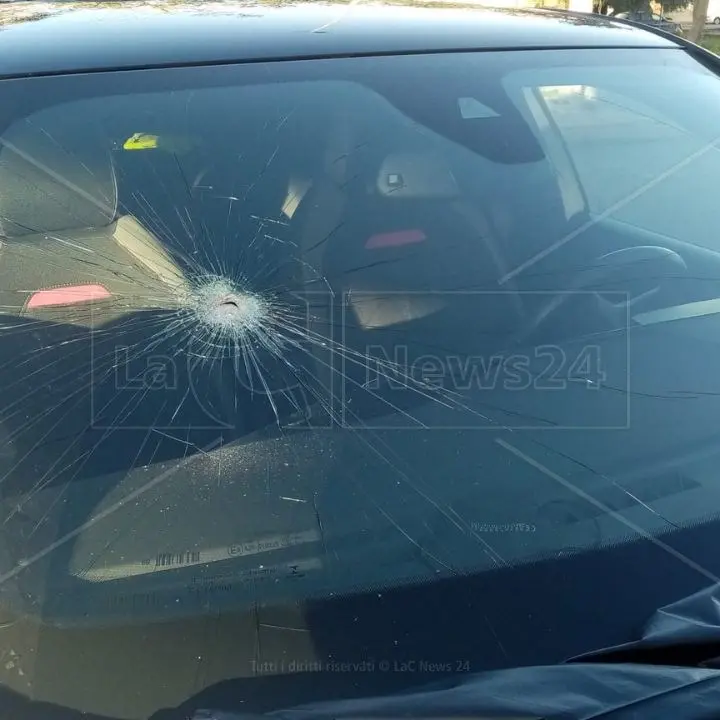 Corigliano Rossano, vandalizzata l’auto di un responsabile della raccolta dei rifiuti: ruote squarciate e vetri infranti